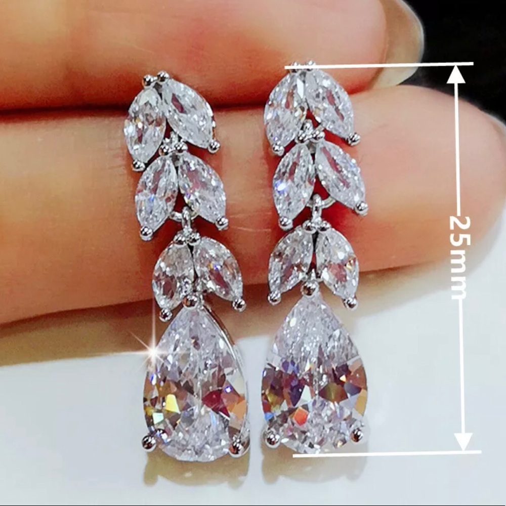 Pear Crystal Diamond Dropping 💎